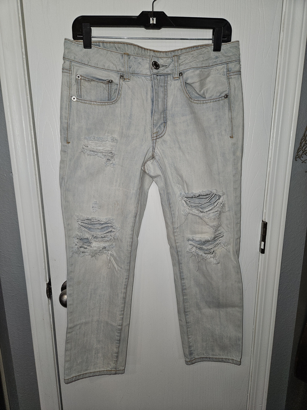 American Eagle Outfitters Light Wash Distressed Boy Crop Jeans Button Fly